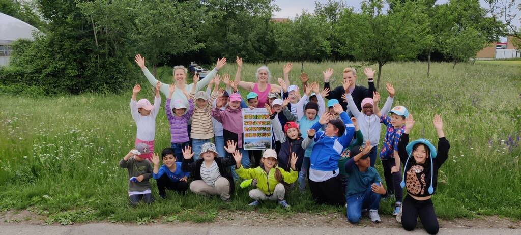 Kinder Bienen auf der Streuobstwiese